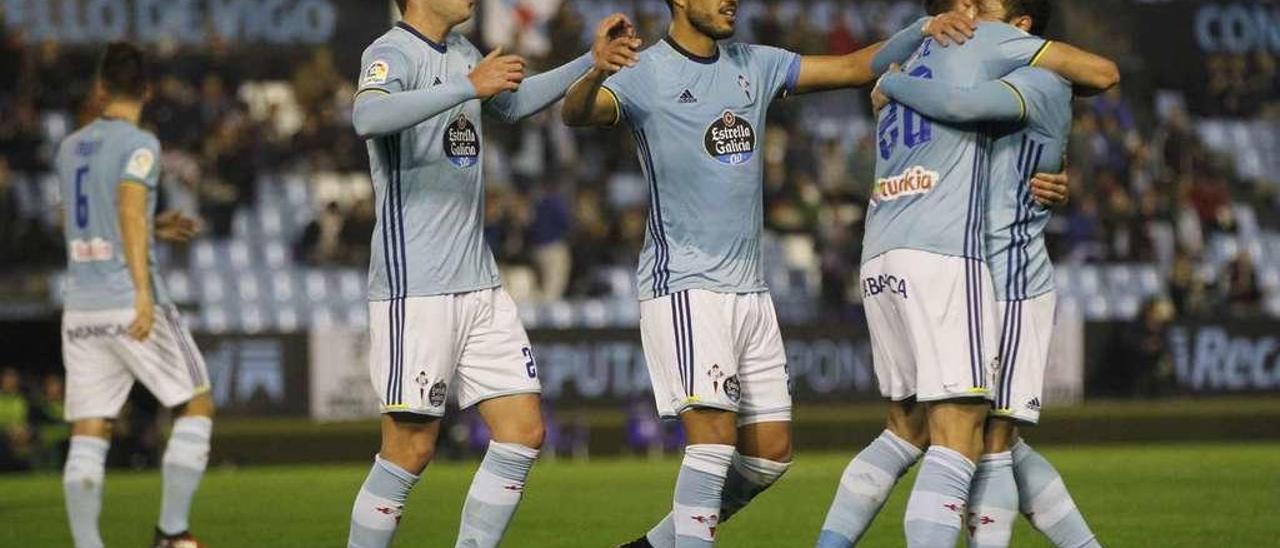 Señé y Cabral acuden a felicitar a Marcelo Díaz, que se abraza con Sergi Gómez tras marcar el gol del Celta. // José Lores