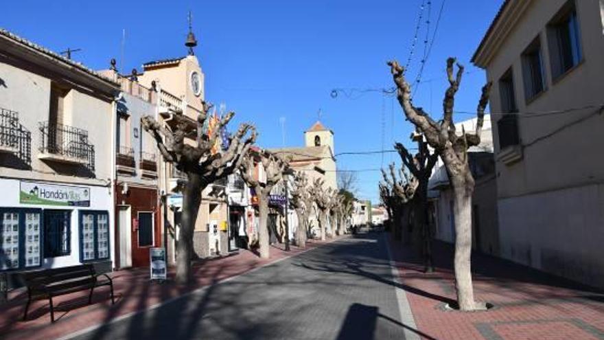 El carrer de l&#039;Església, amb l&#039;Ajuntament Vell a l&#039;esquerra.