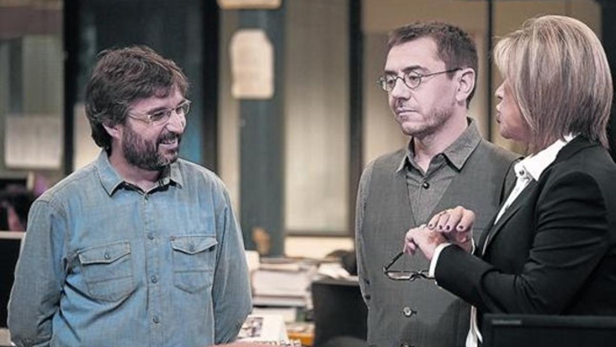 Jordi Évole, con Juan Carlos Monedero y Julia Otero, en la redacción de EL PERIÓDICO.