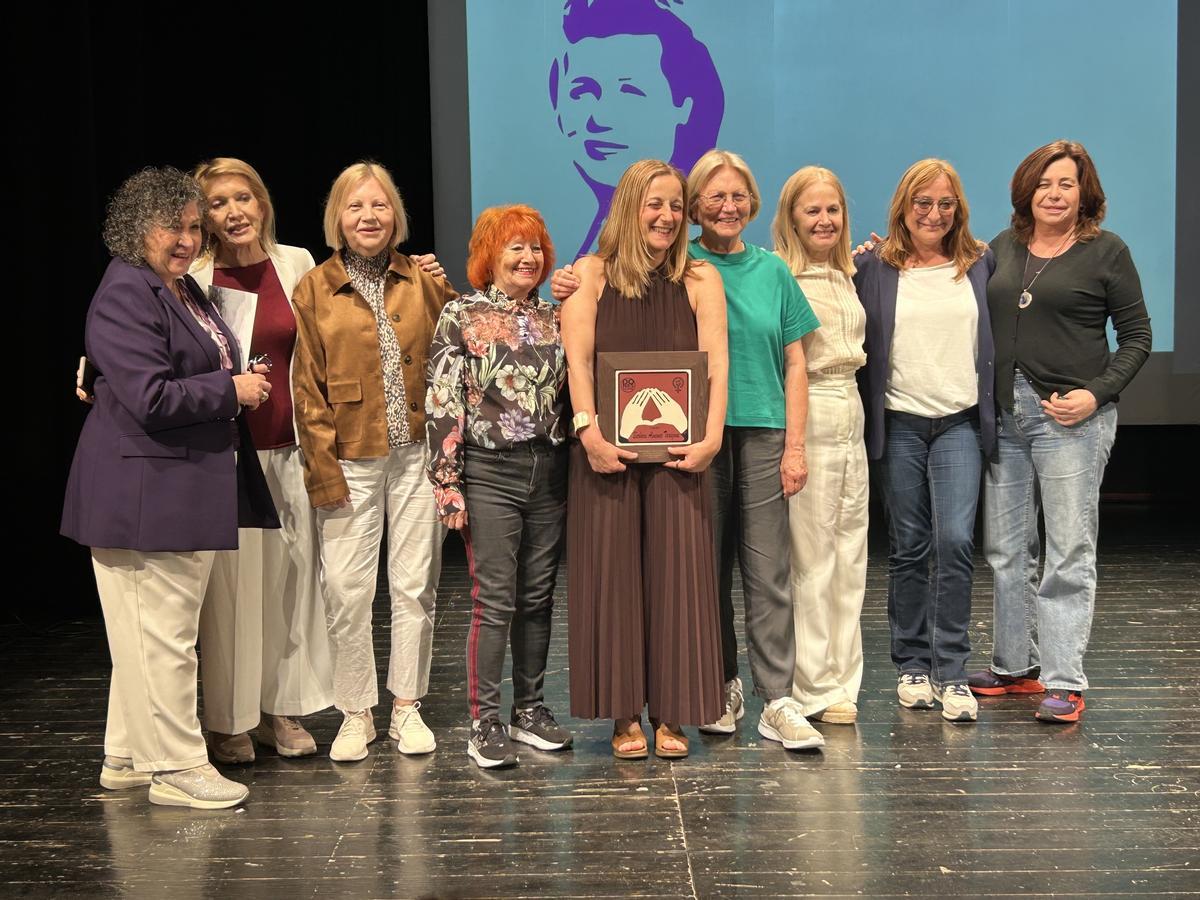 Julai Ruiz acompañadas por mujeres vinculadas al movimiento feminista.