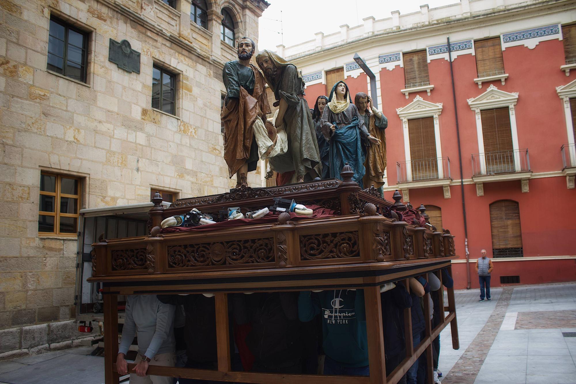 Los pasos del Santo Entierro abandonan la carpa de San Esteban.