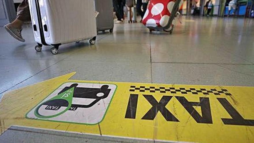 Indicadores colocados en el suelo de la terminal de llegadas del aeropuerto con el camino directo a la parada de taxis.