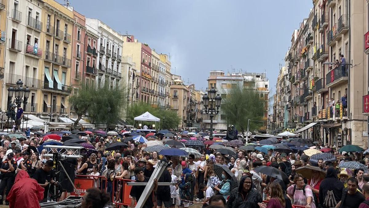 Asistentes a las fiestas de Santa Tecla, en Tarragona, bajo la lluvia