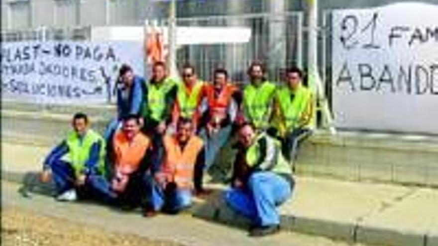 Trabajadores de Genplast protestan por impagos