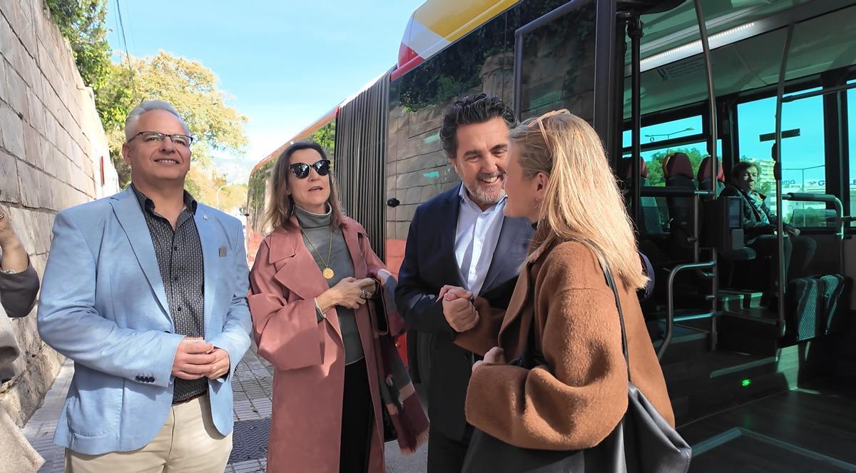 Las autoridades municipales, este lunes en una de las paradas de bus del municipio de Calvià.