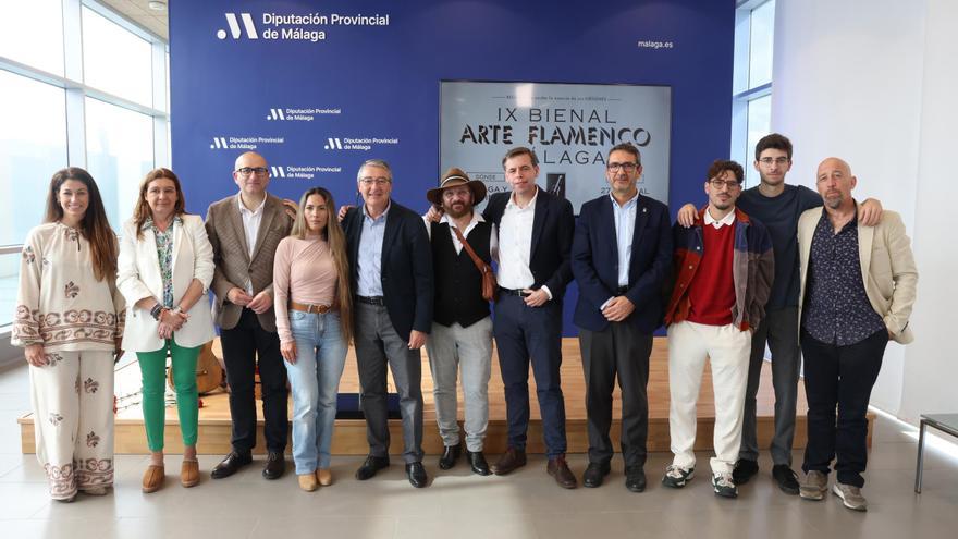El presidente de la Diputación, Francisco Salado, el director del Instituto Andaluz del Flamenco, Cristóbal Ortega; el diputado provincial de Cultura, Manuel López; y el delegado de Cultura de la Junta, Carlos García, junto a aritstas de la bienal.