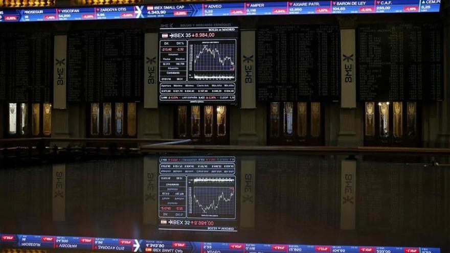 El Ibex pierde los 9.000 puntos tras desplomarse más del 2%