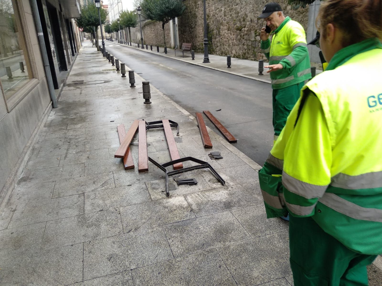 Un banco destrozado por un coche que escapó del lugar.
