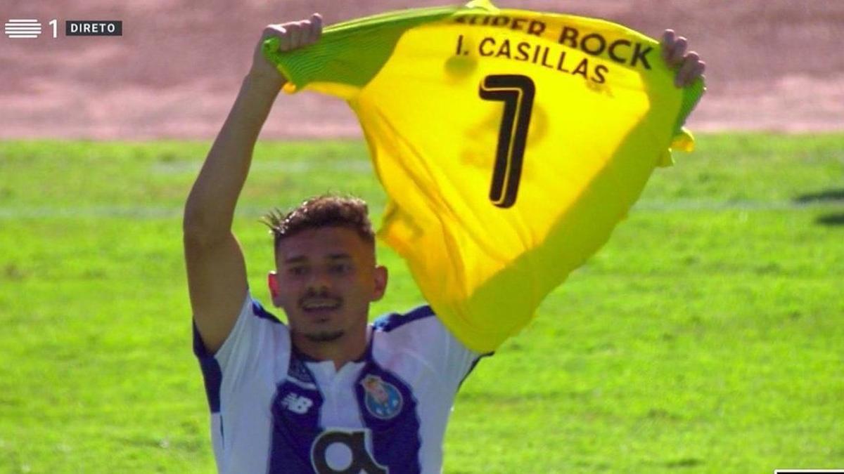 Tiquinho Soares muestra la camiseta con el nombre de Casillas tras marcar el primer gol del oporto en la Copa.