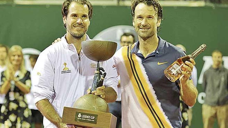 Haas y Moyà posan con sus trofeos en la ceremonia de premiación tras disputar la final.