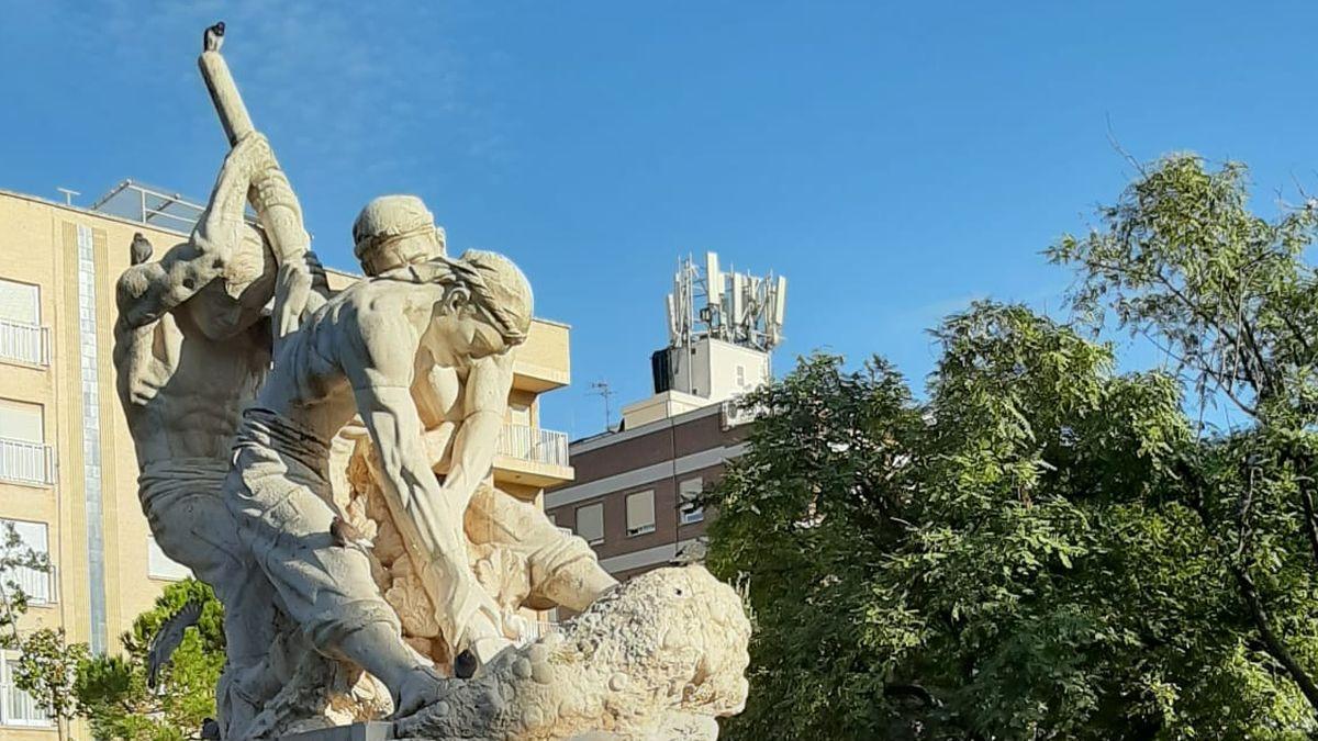 La plaza del Llaurador de Vila-real es uno de los espacios públicos en los que es habitual observar decenas de palomas y tórtolas.