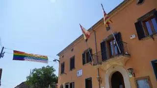 El PP y Vox cuelgan la bandera LGTBI en el ayuntamiento de Marratxí