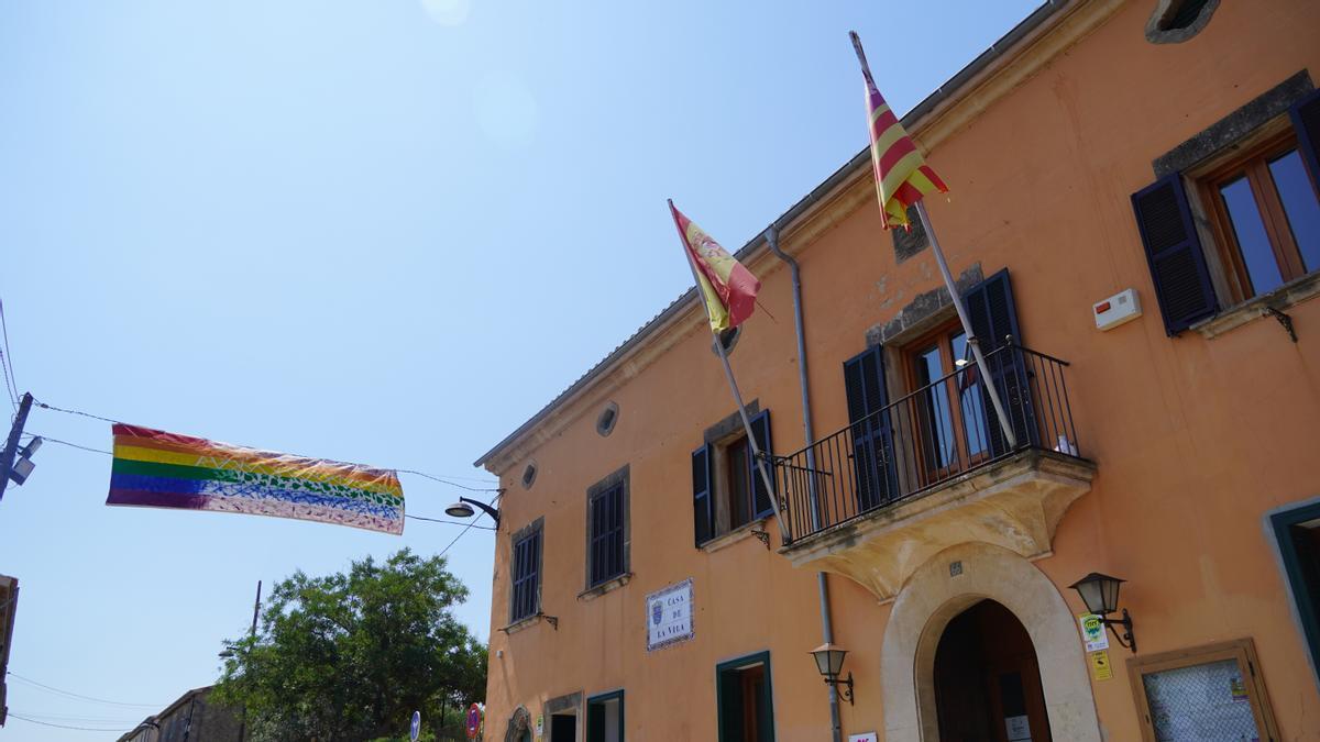 La bandera LGTBI colgada en el Ayuntamiento de Marratxí