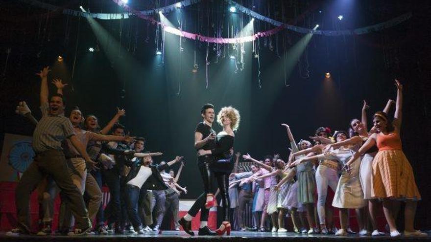 Una de les escenes finals del musical «Grease» que s&#039;ha pogut veure en dues funcions aquest cap de setmana