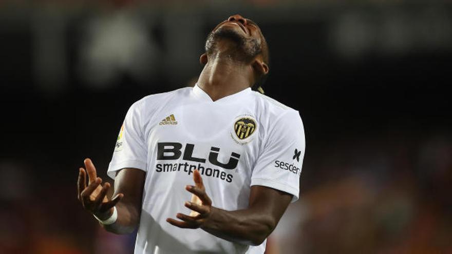 Michy Batshuayi se lamenta tras una jugada.