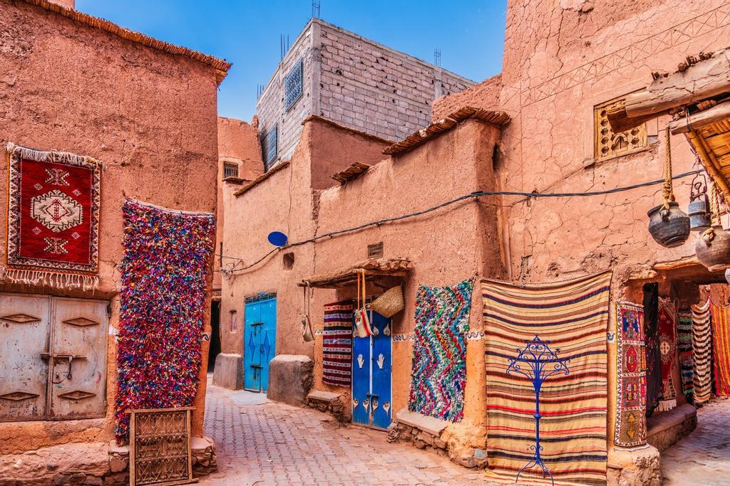 Alfombras hechas a mano en una de las calles de la Medina de Marrakech