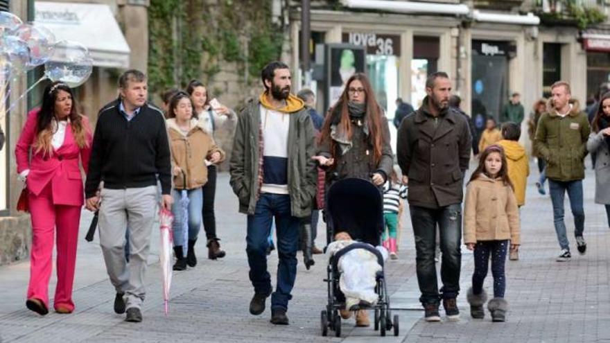 Gente paseando por el centro de Pontevedra. // Rafa Vázquez
