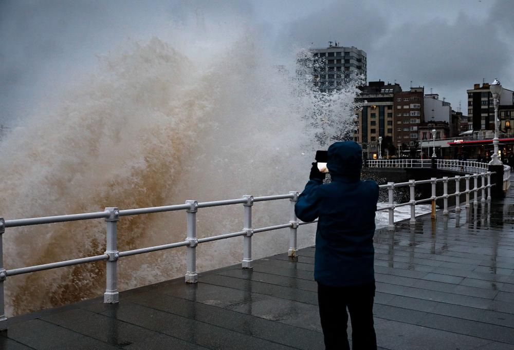 Oleaje en Gijón