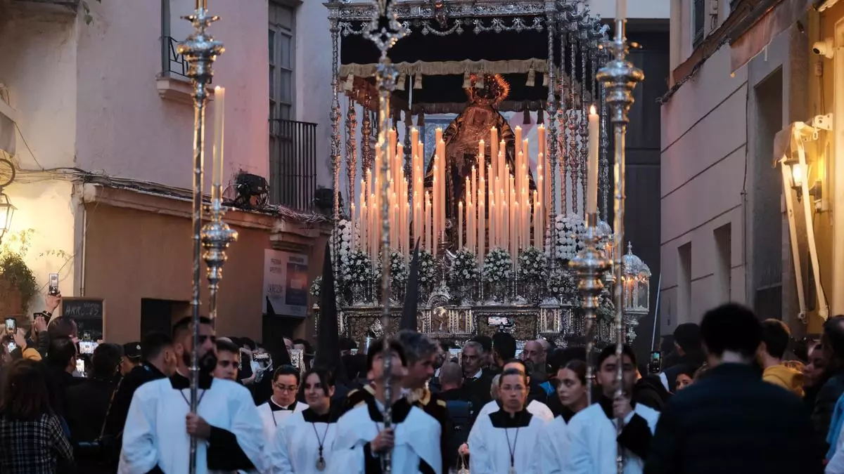 Dolores de San Juan: Una estación de penitencia truncada por la lluvia