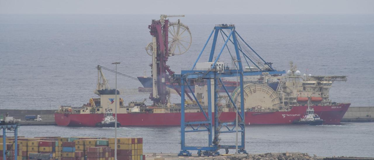 El barco de colocación de tuberías Deep Blue, durante la maniobra de atraque en el Puerto de las Palmas.