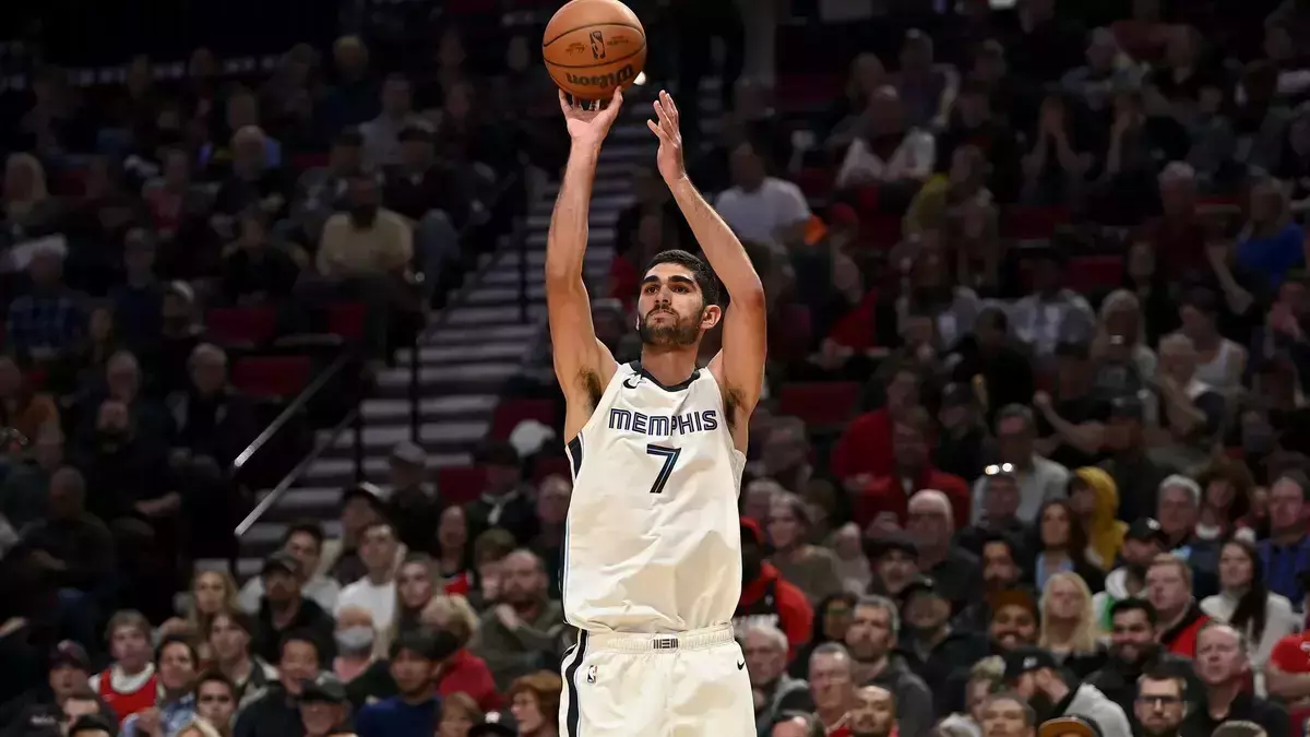 Santi Aldama se dispone a lanzar durante el choque de anoche de los Grizzlies ante los Blazers