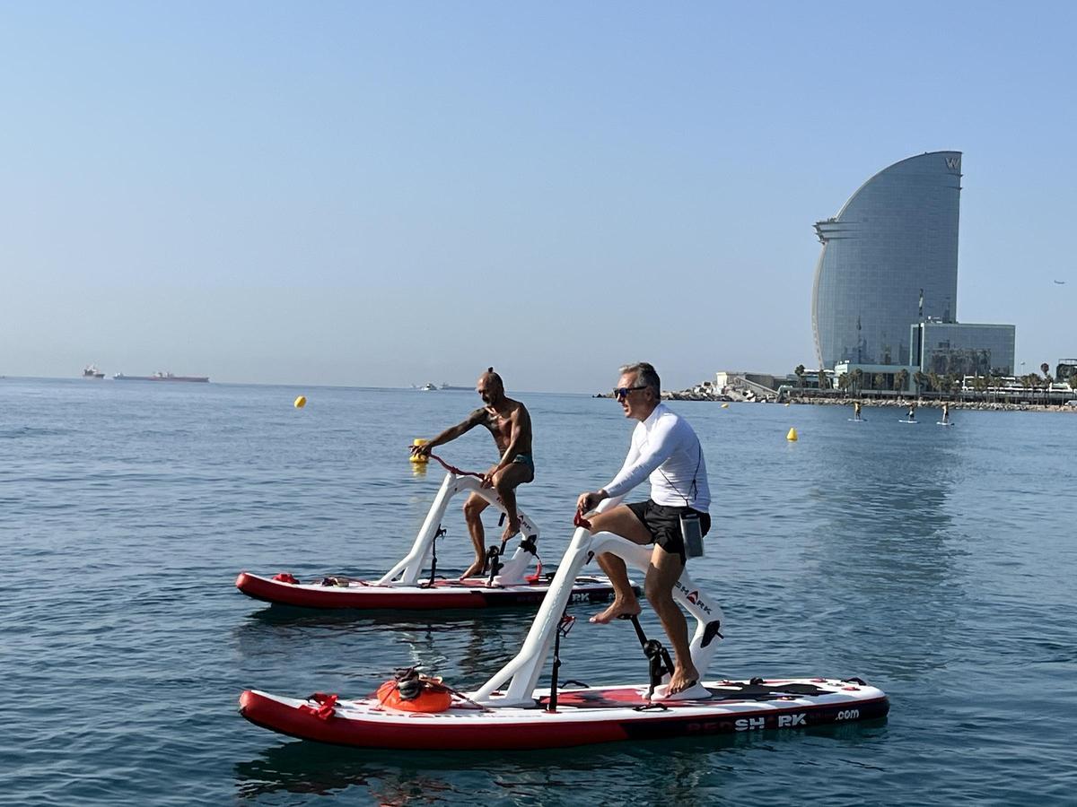 Bikesurf, las nuevas bicis acuáticas  surfean en la playa de la Barceloneta