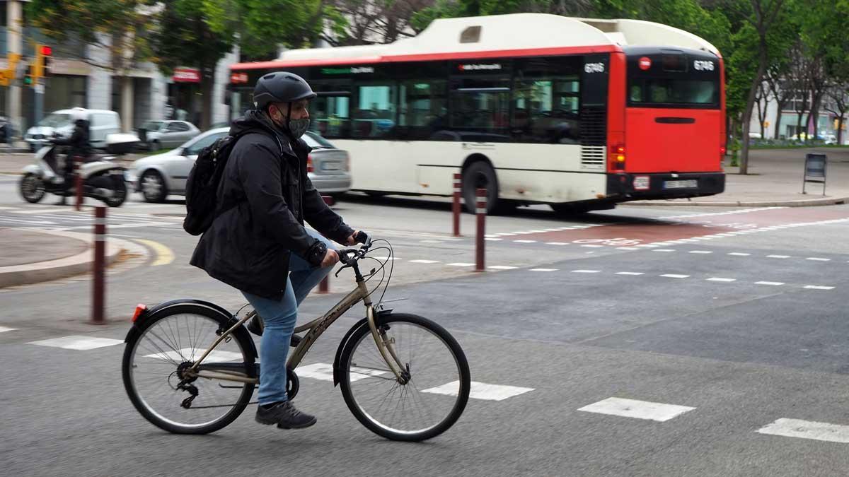 Carlos Márquez, con la inestimable ayuda de Mònica Tudela, te da siete consejos (hay muchos más...) para introducirte en el ciclismo urbano con unas mínimas garantías