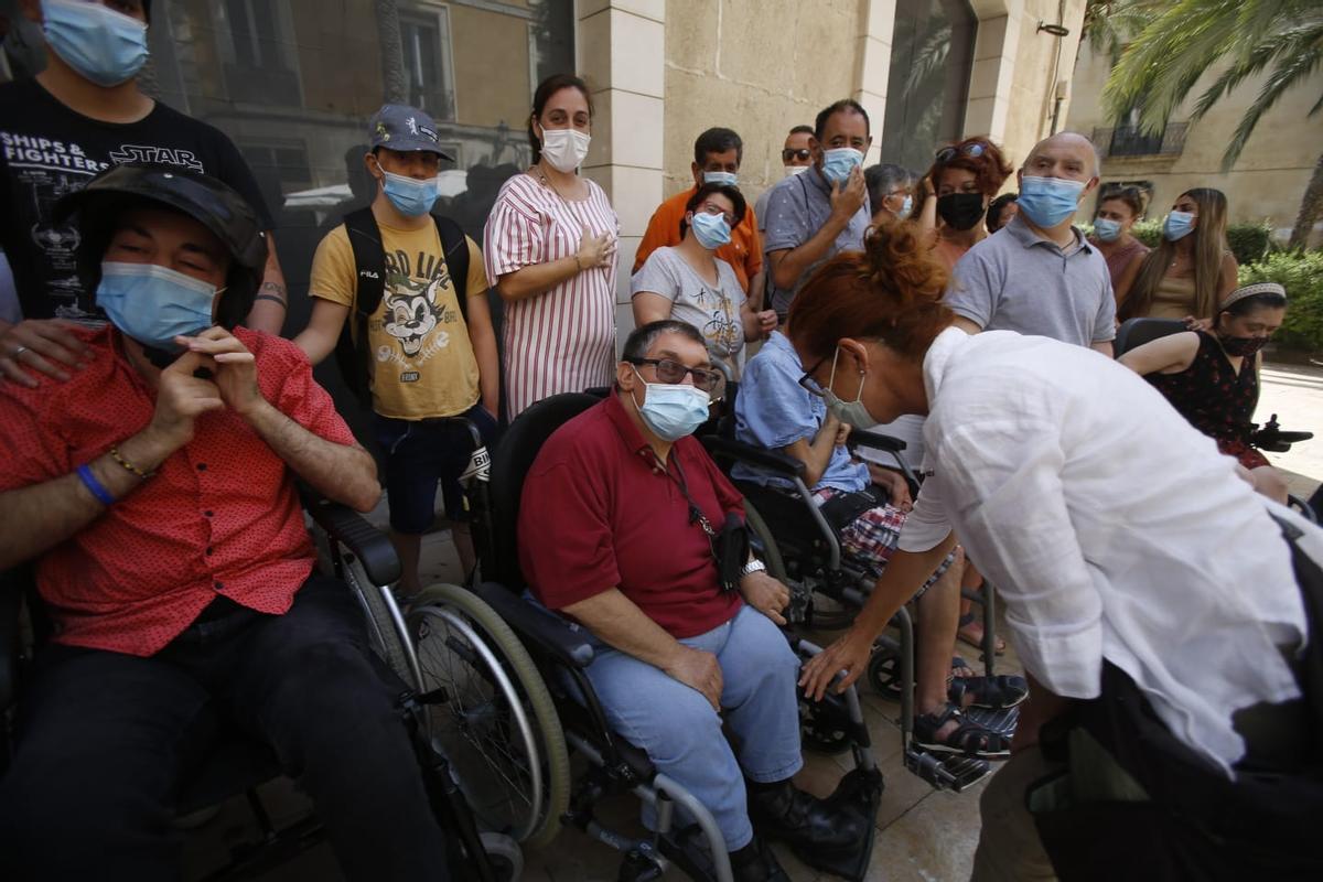 Asistentes al acto de hoy en la plaza de la Santísima Faz