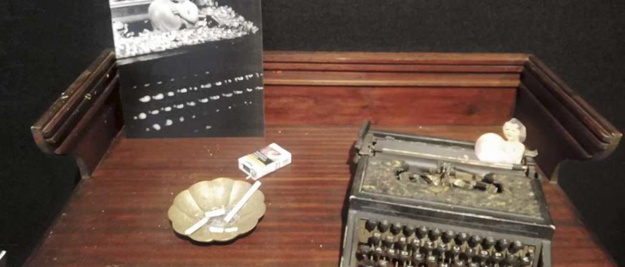 A la derecha, la vieja máquina de escribir de Andreu Vidal.