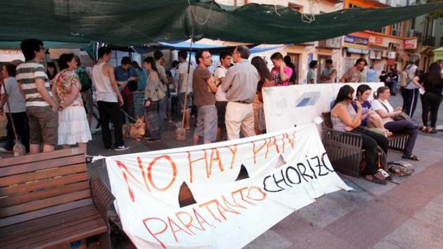 Algunos de los concentrados que se encontraban anoche en la Plaça de Baix.