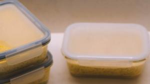 Tupper (tupperware) lleno de puré o comida