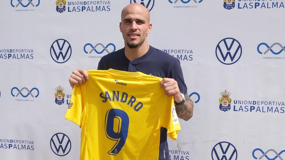 Sandro Ramírez, con la elástica amarilla, en su presentación como jugador de la UD, el pasado agosto.