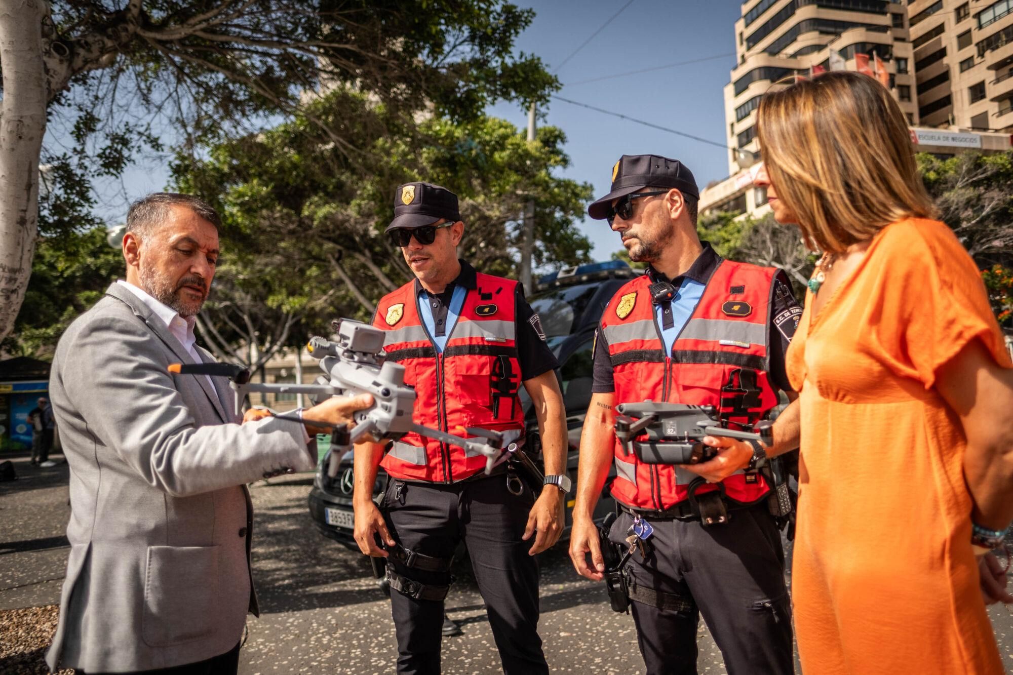 Presentación de los nuevos drones que usarán la Policía Local y Protección Civil de Santa Cruz de Tenerife. 