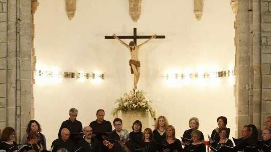 Actuación del Coro Contracanto en la iglesia vieja de Sabugo.