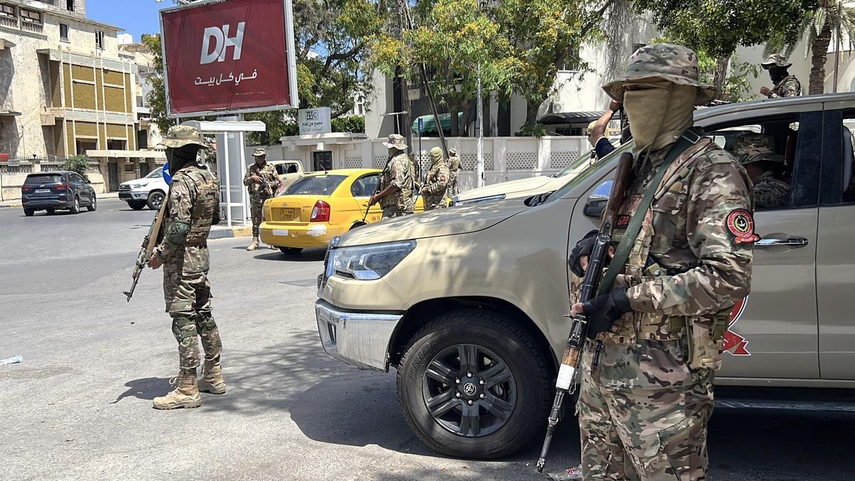 Las fuerzas de seguridad libias hacen guardia en un control de carretera tras los enfrentamientos nocturnos en Trípoli, Libia.