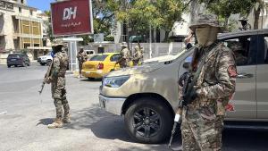 Las fuerzas de seguridad libias hacen guardia en un control de carretera tras los enfrentamientos nocturnos en Trípoli, Libia.