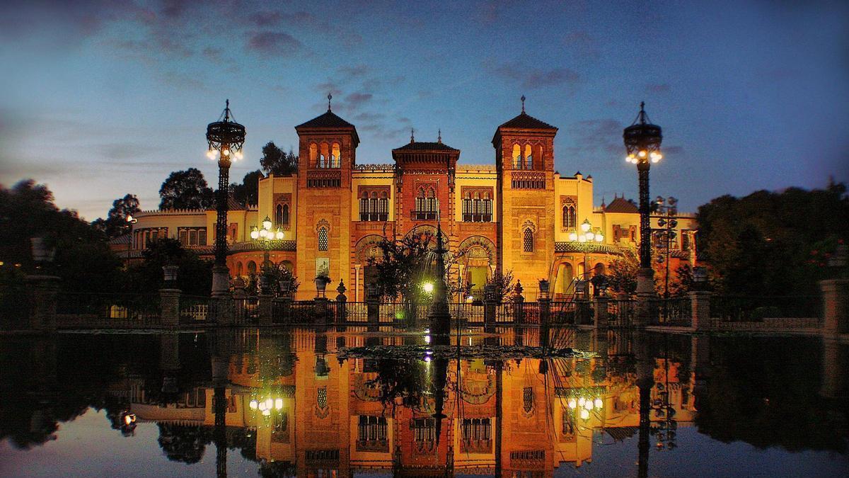 La fachada del Museo de artes y costumbres populares, en pleno corazón del Parque María Luisa en Sevilla.
