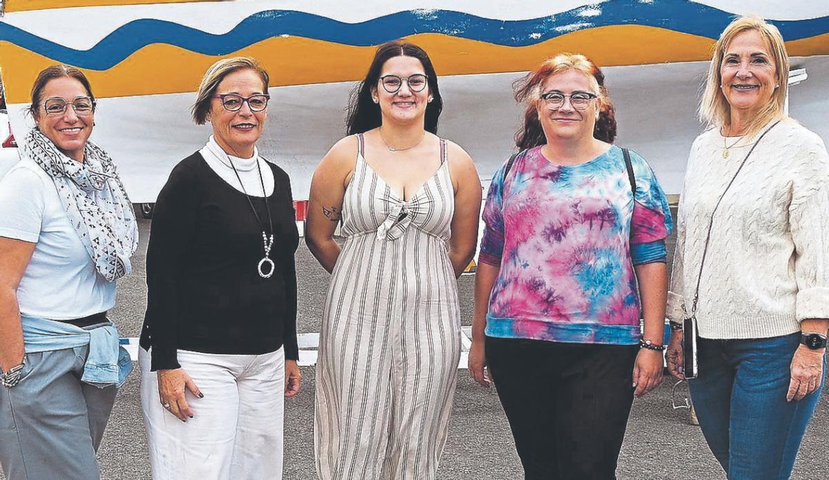 Aragonés (1ªd), escoltada por Lourdes Rodríguez (1ªi), Rosana Brehcist, Paula Borreguero y R. Ana López.