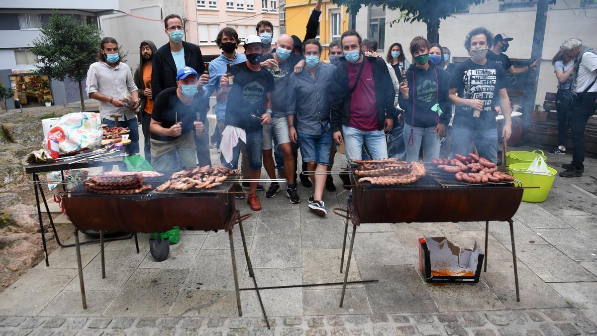 Sardiñada con mascarilla en un barrio de A Coruña durante la celebración de San Juan de 2020.