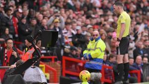 Chris Kavanagh revisa el VAR durante un partido de Premier