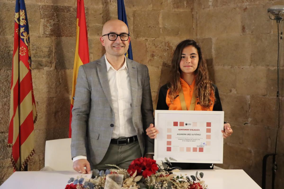 El alcalde de Alaquàs, Toni Saura, felicita a la campeona de España de frontenis.