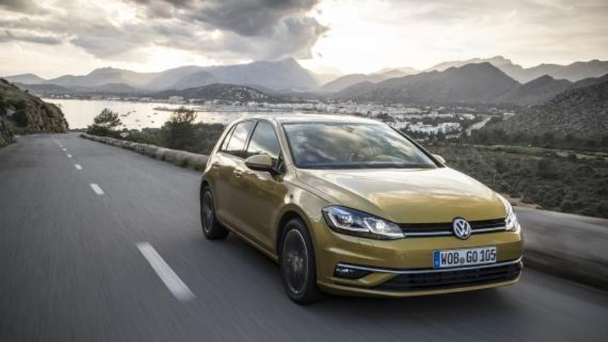 Vor der mallorquinischen Berglandschaft im Abendlicht gibt jeder Wagen ein gutes Bild ab.