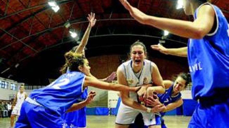 Exhibición y homenaje del Femenino Cáceres