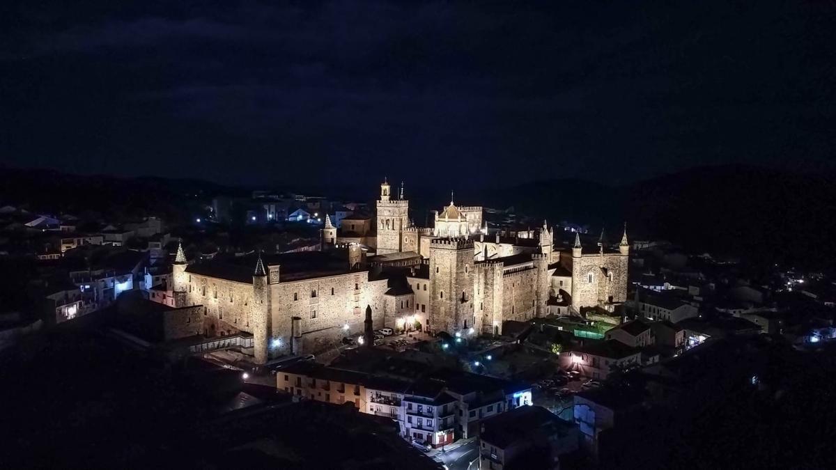Real Monasterio de Guadalupe, iluminado, que recibe durante todo el año a peregrinos de todo el mundo.