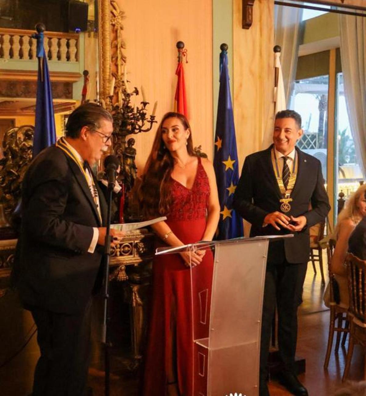 El nuevo macero, Juan Carlos Brotons; con la presidenta entrante y el saliente, Pablo Rico, antes del cambio de collares.