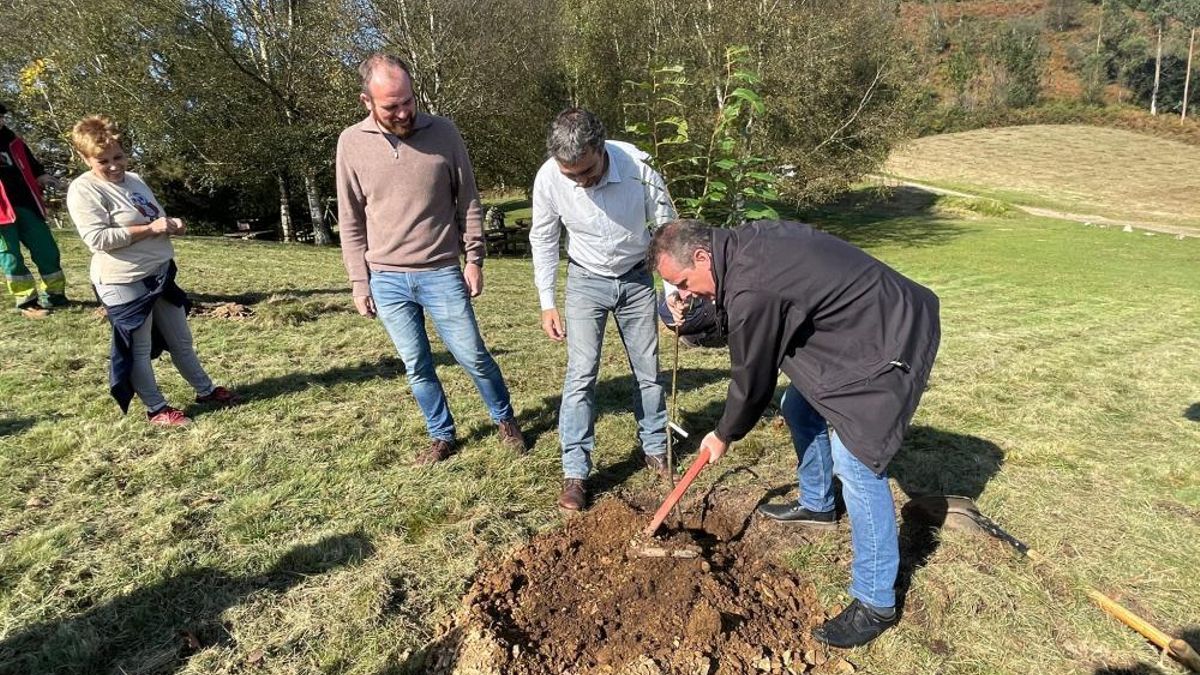 El consejero de Medio Rural participa en el Día del Árbol, en el área recreativa del monte Cayón, Piloña