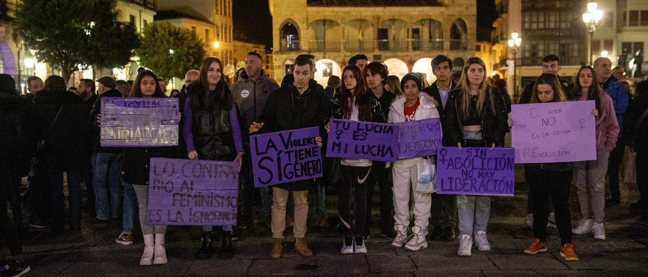 Concentración convocada por la Coordinadora Feminista de Zamora contra la violencia machista.