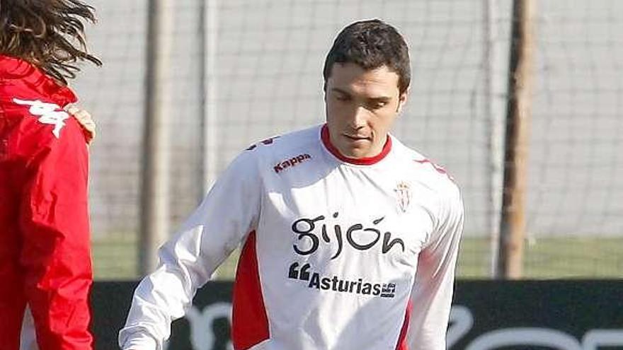 Adrián Colunga controla el balón durante el entrenamiento de ayer en Mareo.