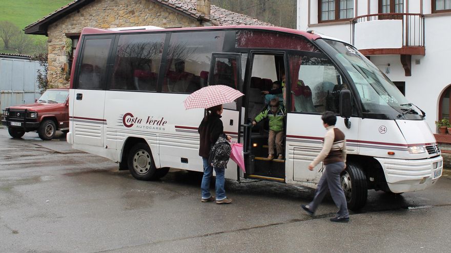 Familias de Viobes, Nava, denuncian la supresión del autobús del comedor