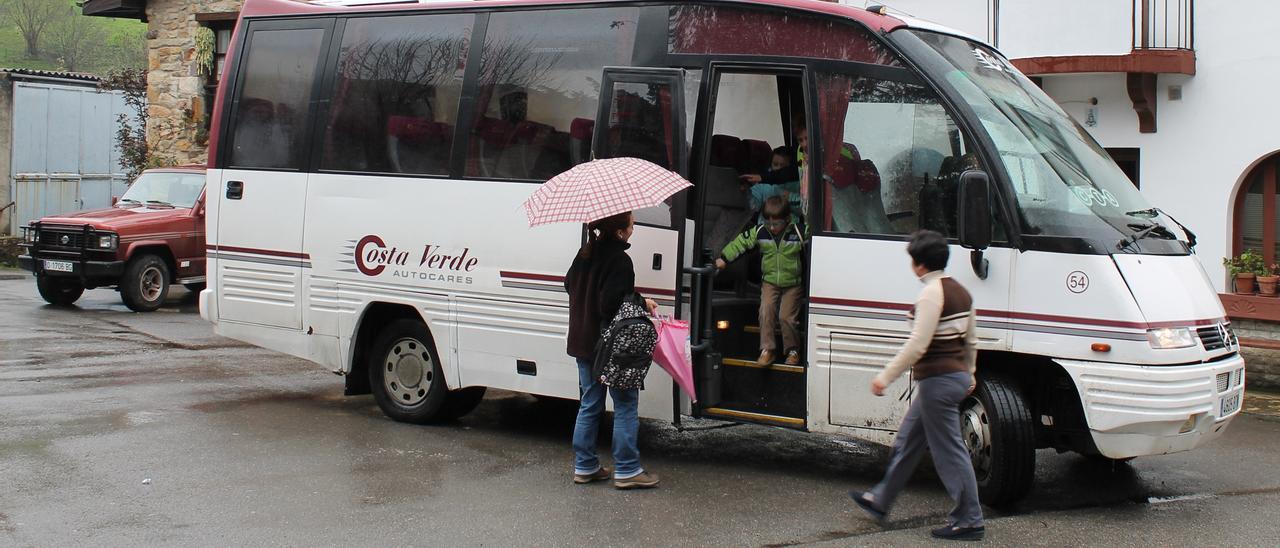 Un autobús escolar en ruta en Asturias.